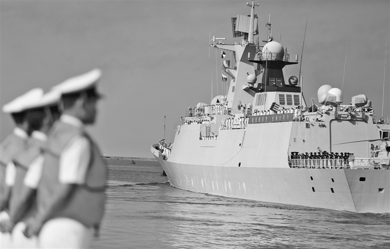 8月4日上午,参加第二十一批护航的导弹护卫舰三亚舰从三亚某军港