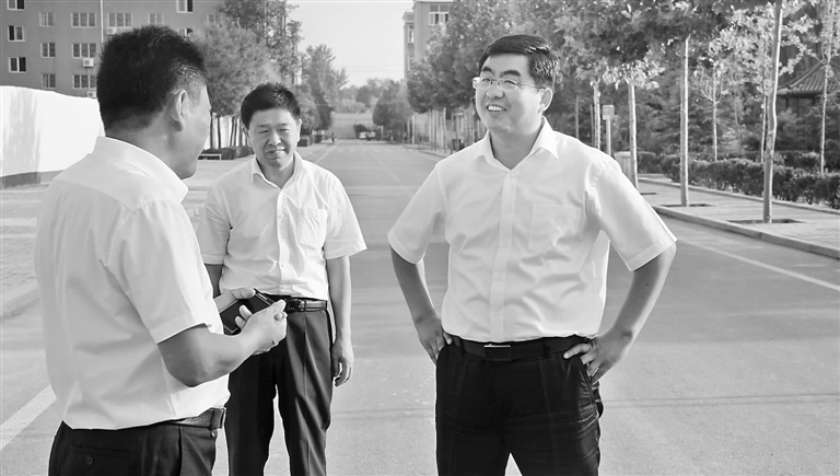 县长谷永强(右一)来校考察,与校长唐衍兵(左一)亲切交流  (资料片