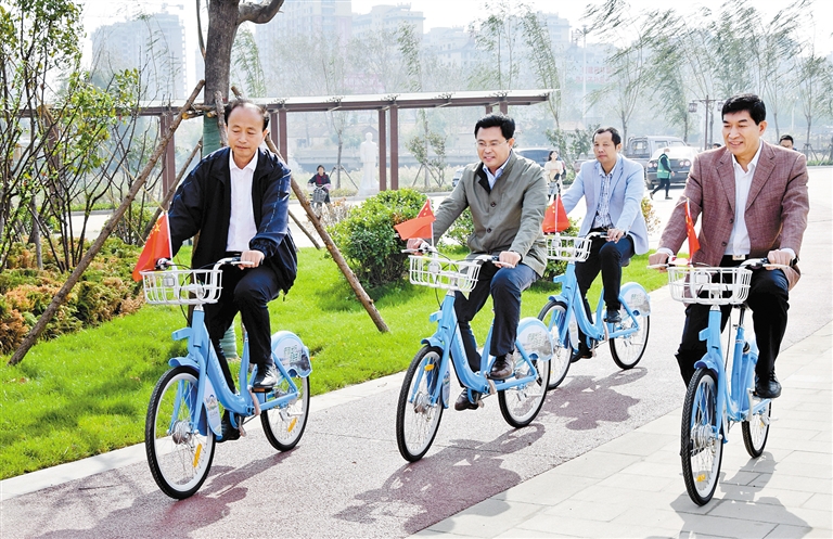 日前,在郓城县智慧广场,居民正在试骑公共自行车. 记者 时苏建 摄