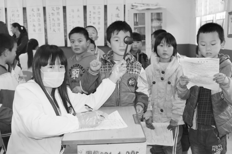 日前,单县徐寨镇卫生院的电影为明德小学的孩子们进行健康体检.小学生英语医生手抄报图片