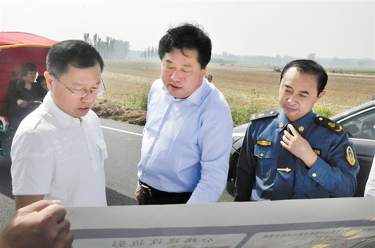 郓城县政府副县长魏宏峰现场查看工程进展情况    (资料片)