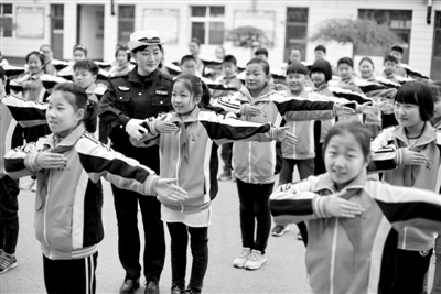 3月24日,河北省枣强县第一小学的学生们在学习了解交通指挥手势.