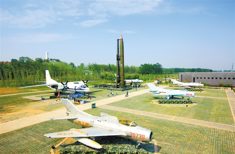 --> 名闻遐迩的羊山景区位于鲁西南革命老区山东省金乡县羊山古镇境内,总规划面积15平方公里,是国家AAAA级景区、国家国防教育示范基地、全国爱国主义教育示范基地、全国红色旅游经典景区、国家级水利风景区、省级地质公园、省级重点文物保护单位。 一方山水养一方人。羊山风景区自古人文鼎盛,名人辈出,东汉末年一代枭雄曹操,在羊山、葛山大败黄巾军,并留下尚存人间的唯一手书衮雪;《三十六计》始作者、南朝刘宋大将檀道济,秦末汉初大将彭越,三国魏名将满宠,东晋时期著名的政治家、军事家、书法家郗鉴,明末农民起