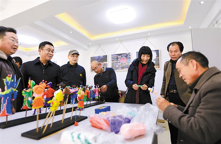 12月5日,曹县民间艺人张新德在曹县非遗传习所传习基地,表演传授"