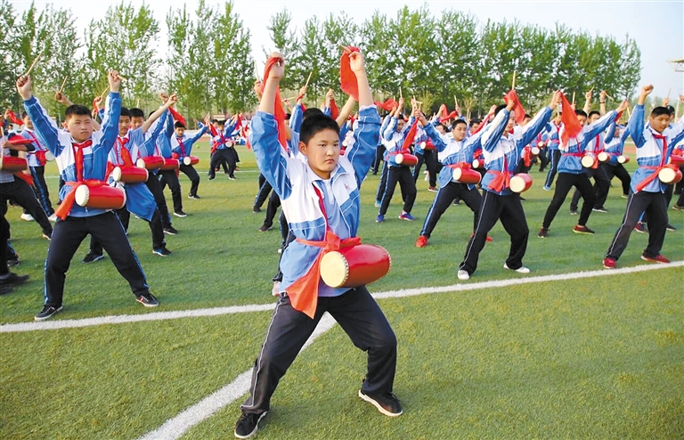 日前,牡丹区长城学校在紧锣密鼓地进行演出训练.