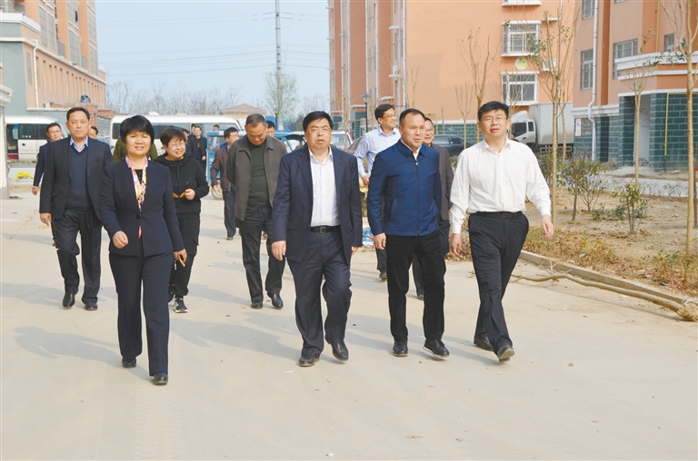3月31日,曹县县委书记张乾山率四大班子领导调研电商项目