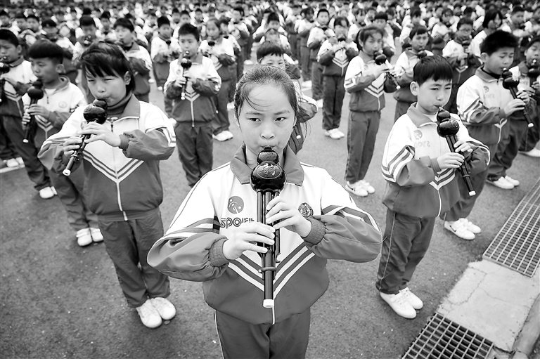 4月26日,江苏省宿迁市沭阳南洋学校学生在操场进行葫芦丝吹奏集体