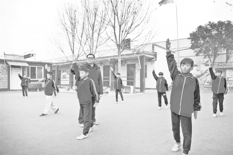 陈良柱时常到学校指导孩子们练习梅花拳
