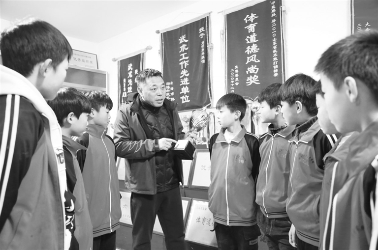 陈良柱的儿子陈雷向学生讲授武德文化